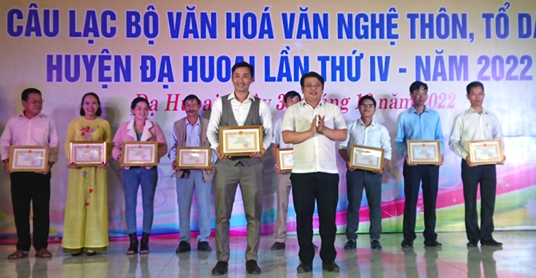 Đồng chí Hồ Ngọc Phong Hải – Phó Bí thư Thường trực Huyện ủy trao giải nhất toàn đoàn cho đơn vị thị trấn Mađaguôi
