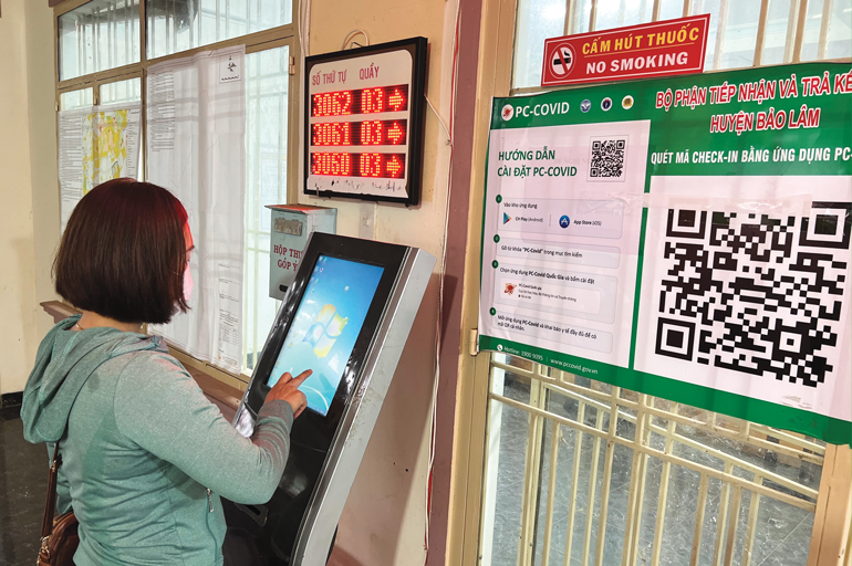 Người dân sử dụng các tiện ích hành chính công điện tử tại huyện Bảo Lâm