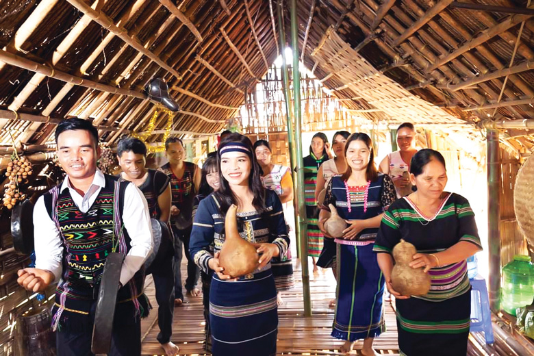 Đồng bào DTTS xã Lộc Tân sinh hoạt văn hoá trong không gian nhà dài truyền thống