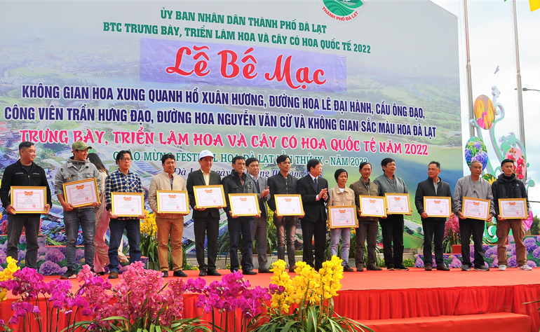 Trao giấy khen của UBND thành phố Đà Lạt cho các tập thể và cá nhân tham gia  