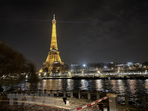 Tháp Eiffel tắt đèn sớm vào ban đêm nhằm tiết kiệm năng lượng