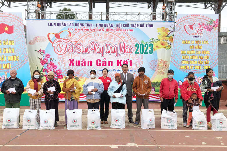 Hội Chữ thập đỏ trao quà tới tay các gia đình khó khăn trên địa bàn huyện Di Linh