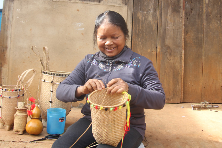 Người dân thôn Duệ giữ gìn nghề đan lát truyền thống của dân tộc mình