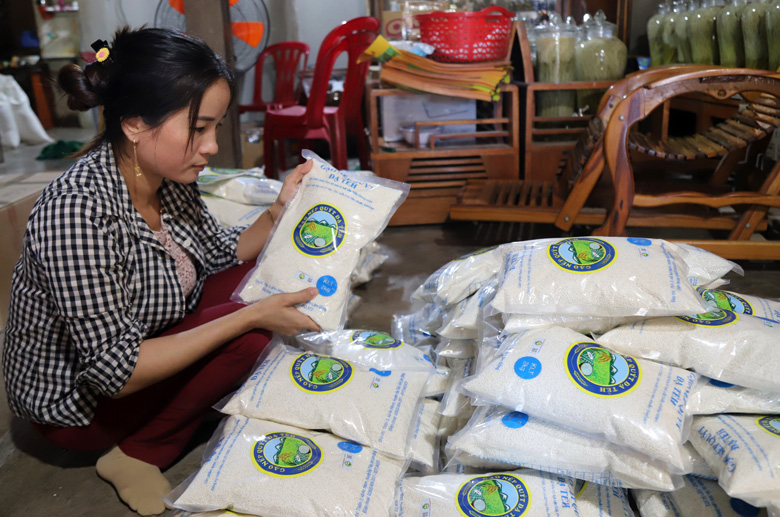 Thành viên HTX Quyết Tâm đóng gói sản phẩm gạo nếp Quýt phục vụ thị trường dịp Tết Nguyên đán Quý Mão 2023