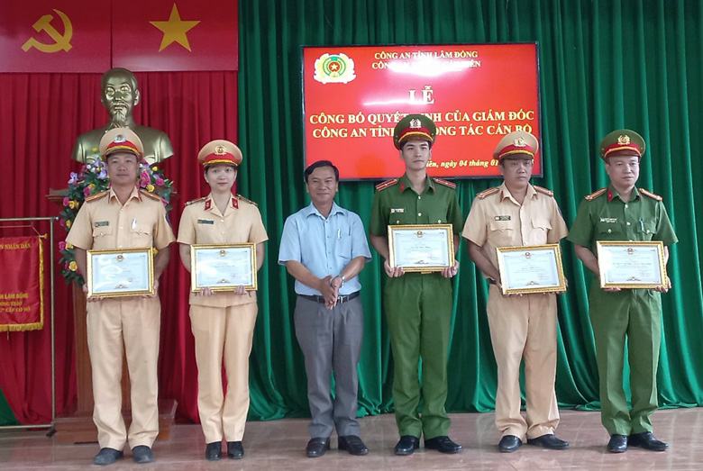 Đồng chí Dương Hùng Cường – Phó Bí thư Thường trực Huyện ủy Cát Tiên trao tặng giấy khen cho các cá nhân có thành tích trong công tác năm 2022