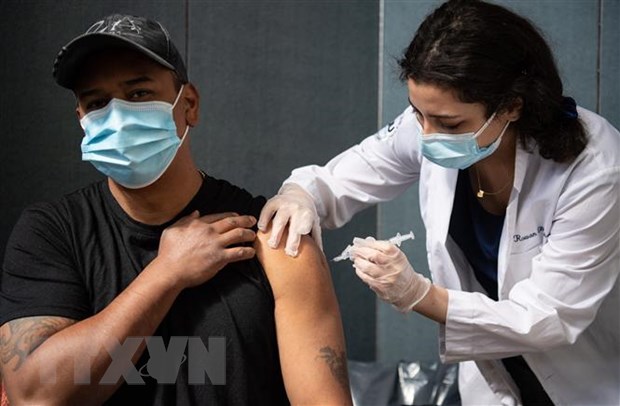Nhân viên y tế tiêm vaccine ngừa COVID-19 cho người dân tại New York, Mỹ