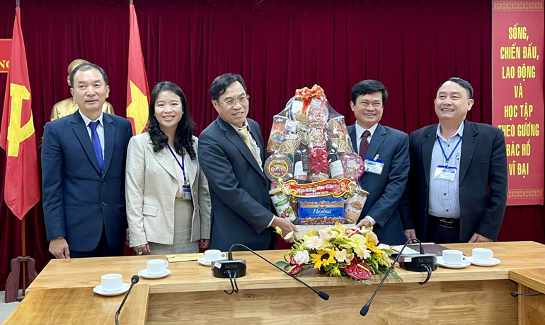 Phó Chủ tịch UBND tỉnh Lâm Đồng Võ Ngọc Hiệp thăm, tặng quà tết ngành y tế