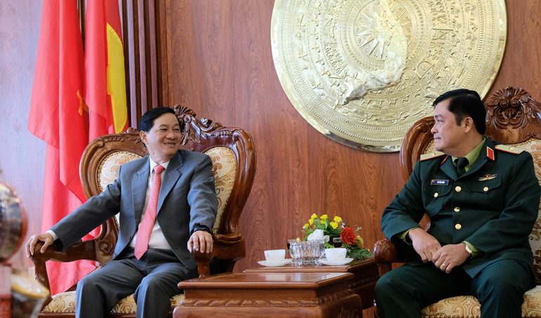 Đồng chí Trần Đức Quận - Thiếu tướng Đỗ Văn Bảnh trao đổi về mối quan hệ khăng khít giữa địa phương và Học viện