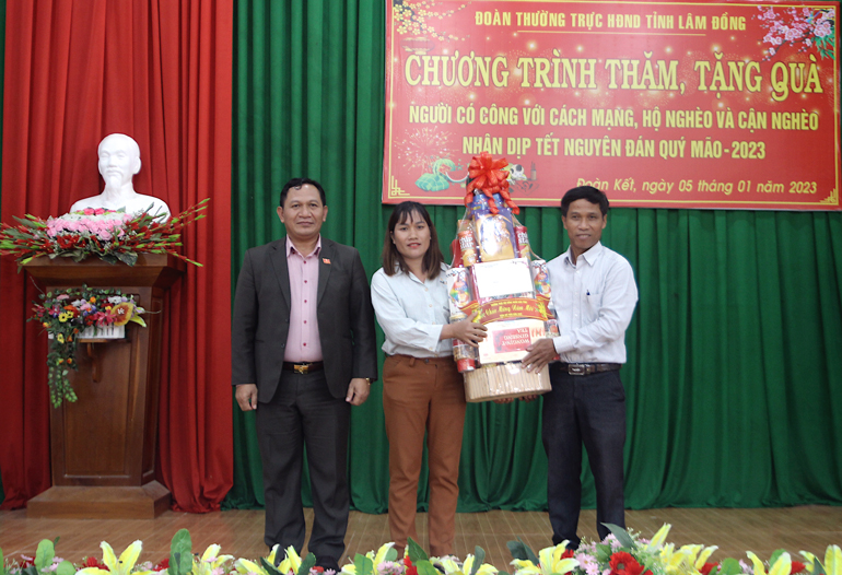 Đồng chí K’ Mák – Phó Chủ tịch HĐND tỉnh thăm, tặng quà tết cho Đảng bộ, chính quyền xã Đoàn Kết