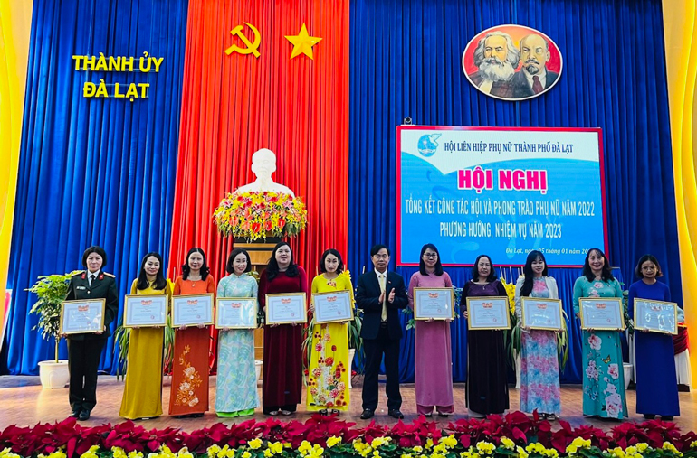 Ông Nguyễn Quang Hải - Trưởng Ban Dân vận, Chủ tịch Ủy ban MTTQ Việt Nam thành phố Đà Lạt trao giấy khen của Chủ tịch UBND thành phố cho các cá nhân
