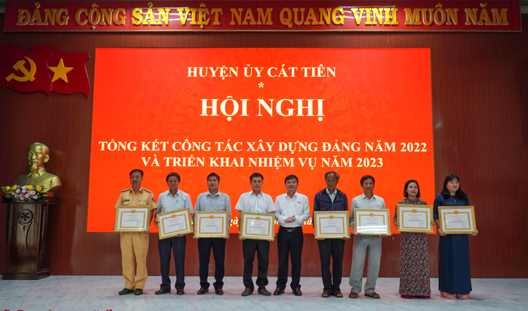 Huyện ủy Cát Tiên khen thưởng các tập thể, cá nhân có thành tích xuất sắc trong năm 2022