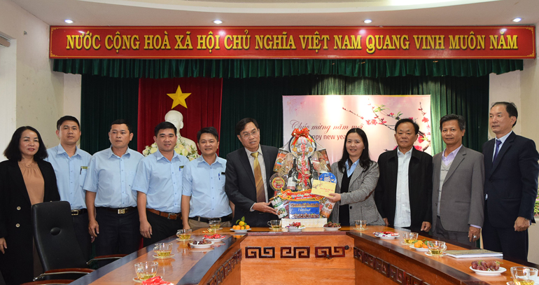 Đồng chí Võ Ngọc Hiệp tặng quà cho cán bộ, CNV Cơ sở Cai nghiện ma túy Lâm Đồng