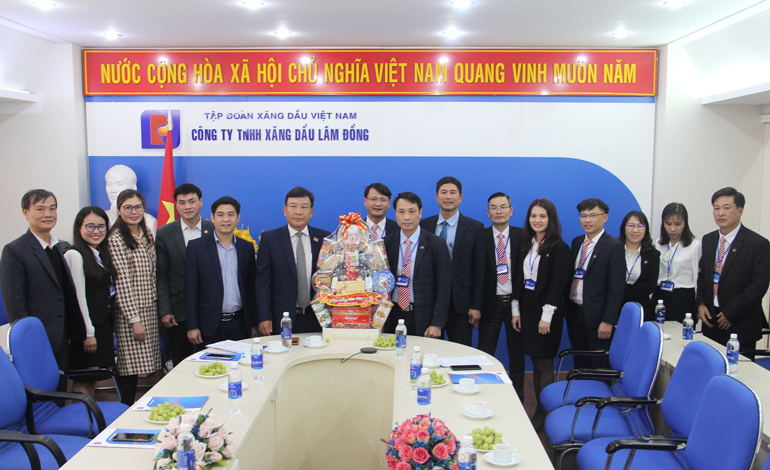 Đoàn Công tác tặng quà cho Công ty Xăng dầu Lâm Đồng