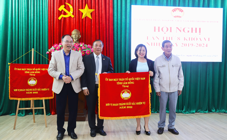 Ủy ban MTTQ Việt Nam TP Bảo Lộc nhận Cờ thi đua xuất sắc của Ủy ban MTTQ Việt Nam tỉnh Lâm Đồng trao tặng