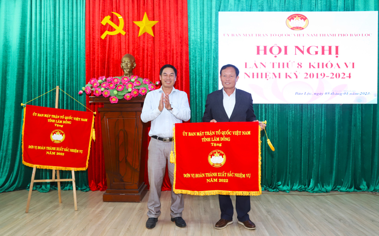 Ủy ban MTTQ Việt Nam xã Lộc Châu nhận Cờ thi đua xuất sắc