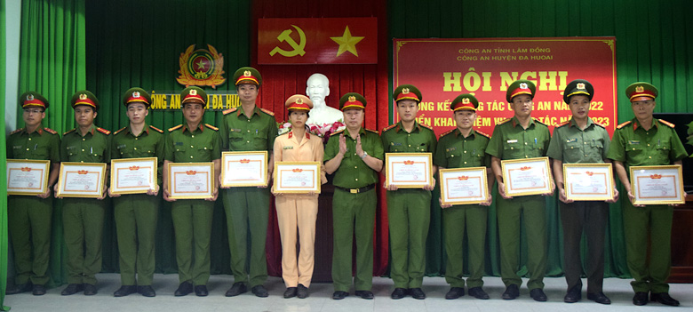 Công an huyện Đạ Huoai tuyên dương 12 Chiến sĩ thi đua cấp cơ sở