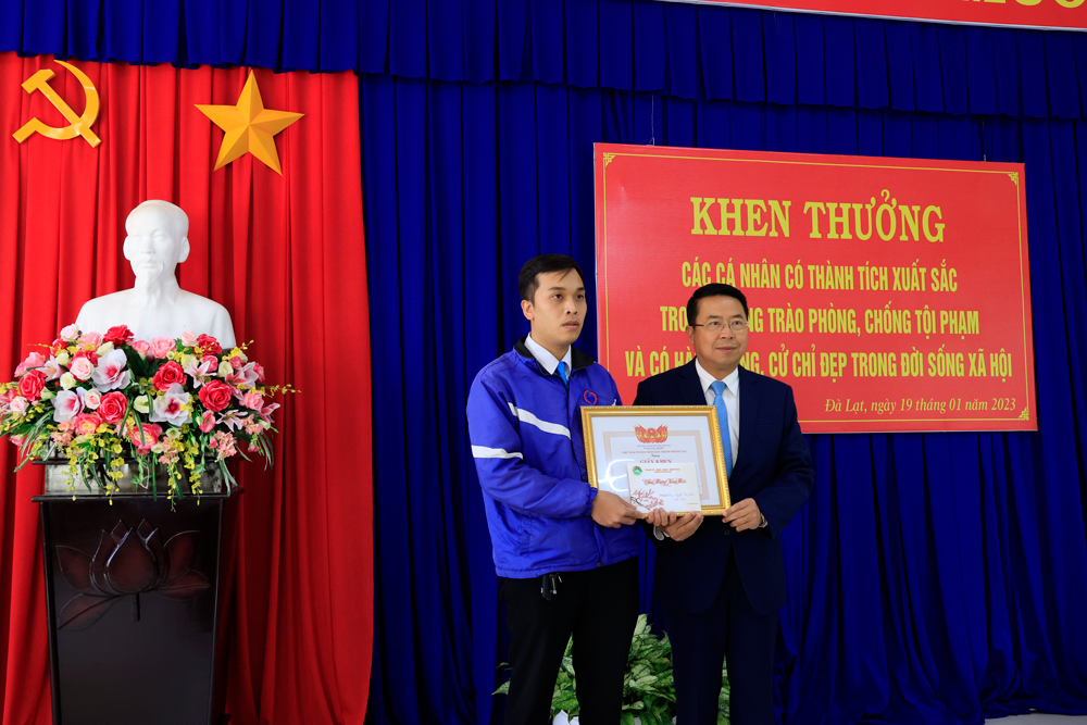 Đà Lạt khen thưởng tài xế taxi trả lại 190 triệu đồng cho du khách