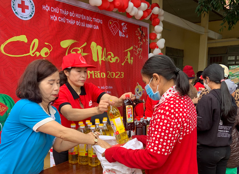 Ấm áp ''Chợ Tết nhân ái'' 2023