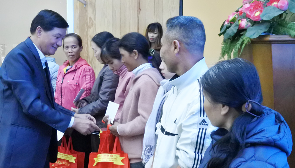 Lo Tết cho người nghèo
