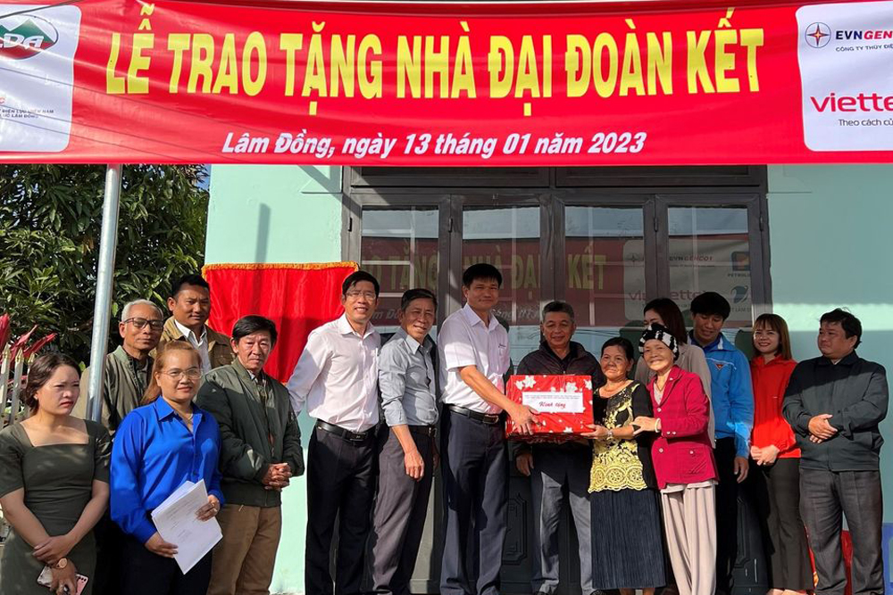 Trao nhà đại đoàn kết cho hộ nghèo người dân tộc thiểu số
