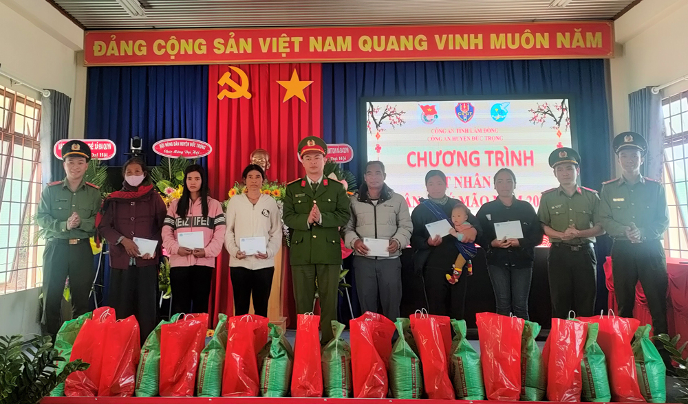 Trao 140 suất quà tết cho người nghèo, gia đình chính sách các xã vùng sâu