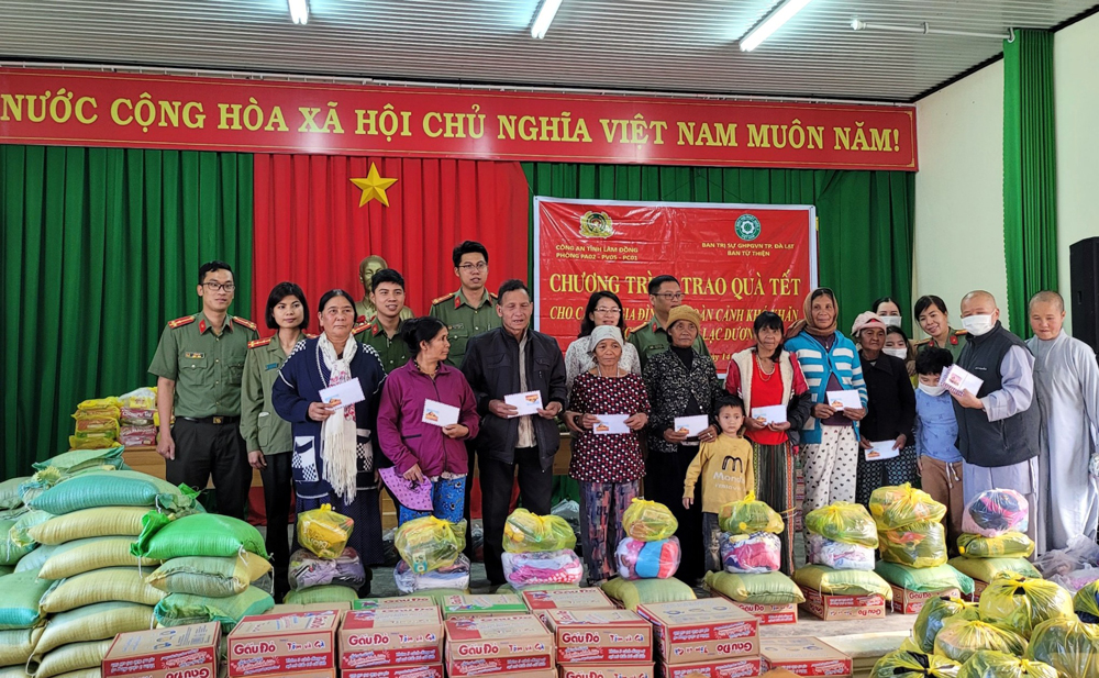 Lạc Dương: Trao tặng 100 phần quà Tết cho đồng bào xã Đạ Chais