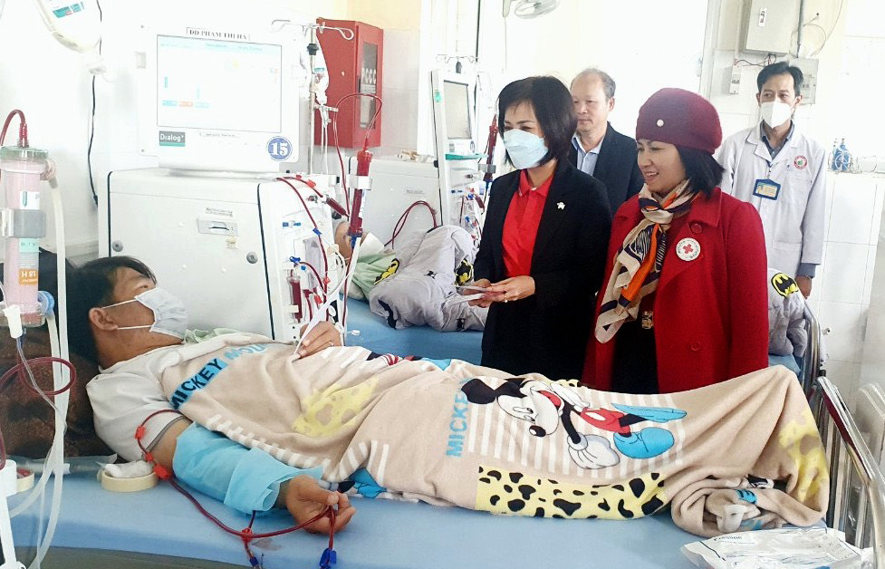 Thăm, tặng quà tết cho bệnh nhân đang điều trị tại bệnh viện