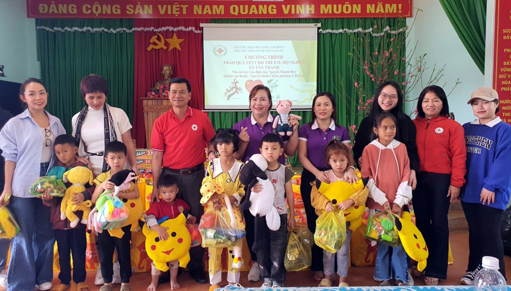 Hội Chữ thập đỏ toàn tỉnh đã vận động trao 29.300 suất quà tết