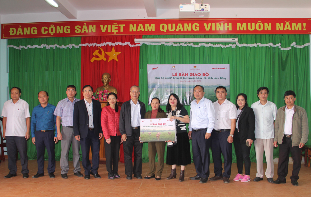 Bàn giao bò hỗ trợ người khuyết tật tại Lâm Hà