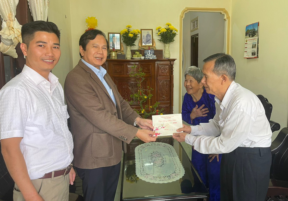 Thăm, tặng quà cho Anh hùng Lực lượng vũ trang Nhân dân tại Đức Trọng