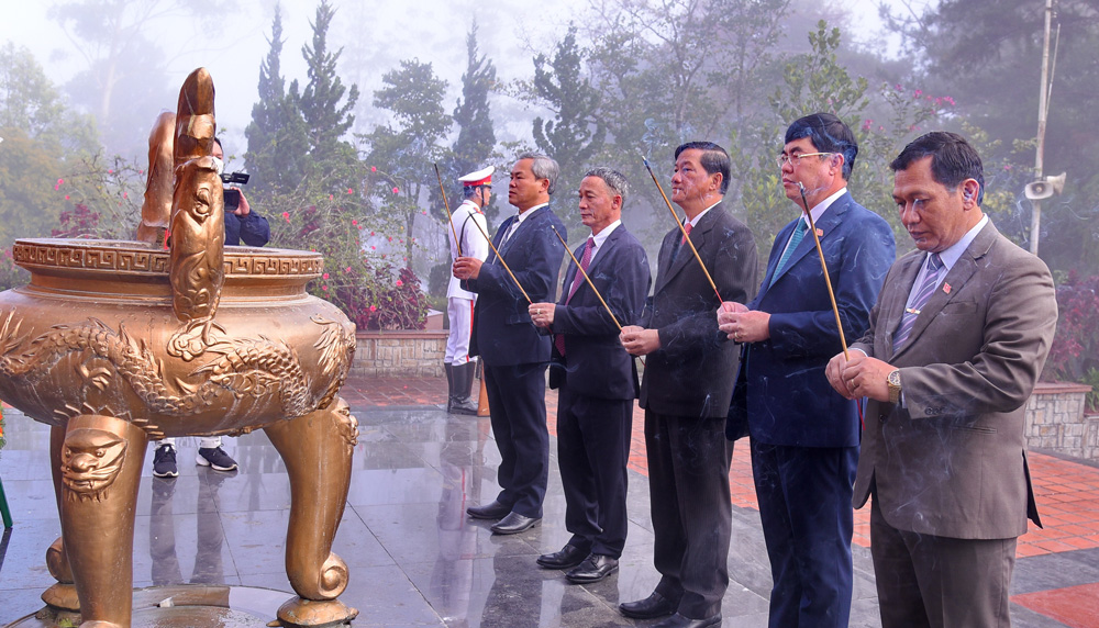 Lãnh đạo tỉnh viếng Nghĩa trang Liệt sỹ nhân dịp Tết Nguyên đán Quý Mão