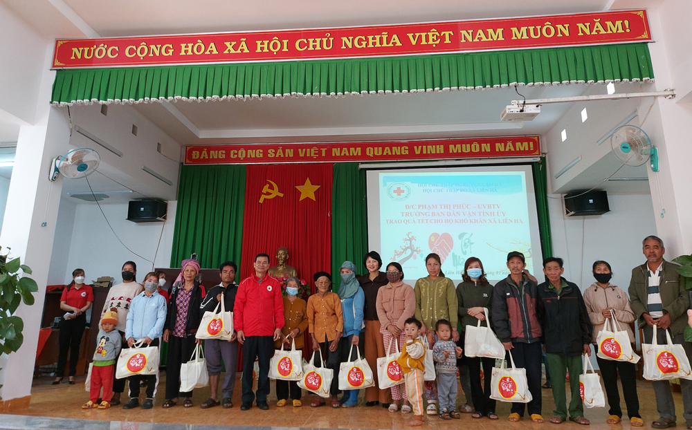 Trao nhà và quà Tết cho hộ khó khăn tại Lâm Hà