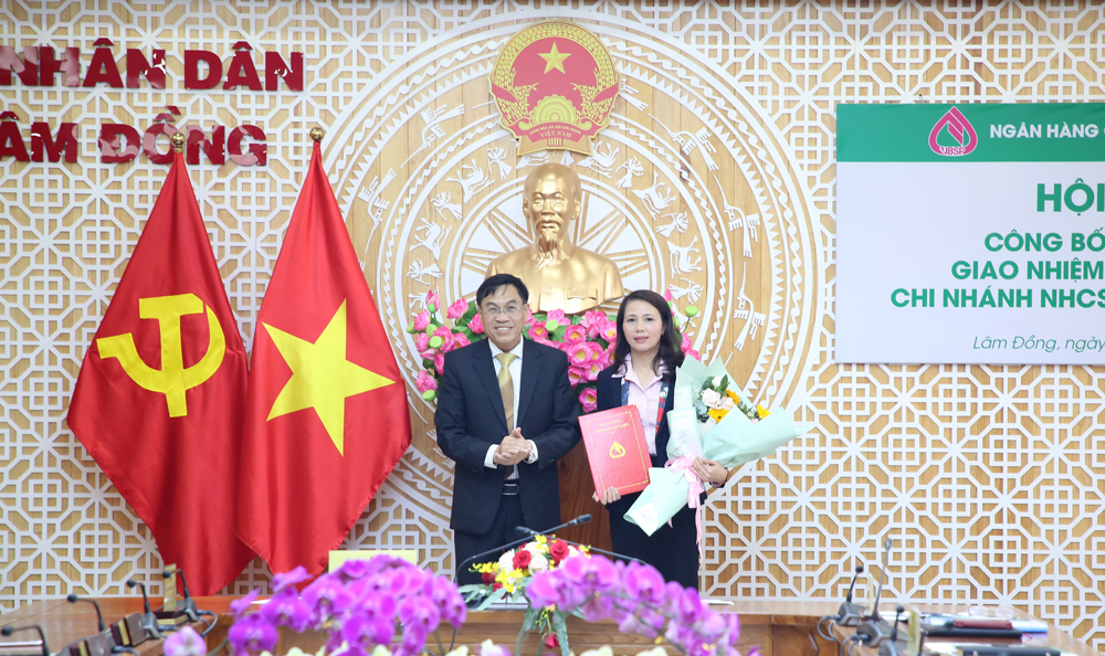 Công bố quyết định giao nhiệm vụ phụ trách Chi nhánh NHCSXH tỉnh Lâm Đồng