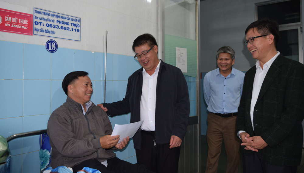 Lãnh đạo huyện Đức Trọng thăm, tặng quà bệnh nhân điều trị nội trú, công nhân môi trường