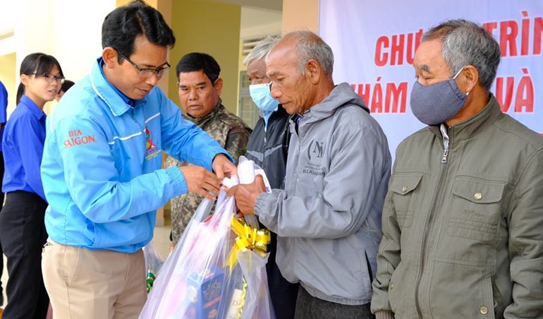 Khám bệnh, phát thuốc miễn phí và trao tặng quà Tết cho người dân xã Tân Châu
