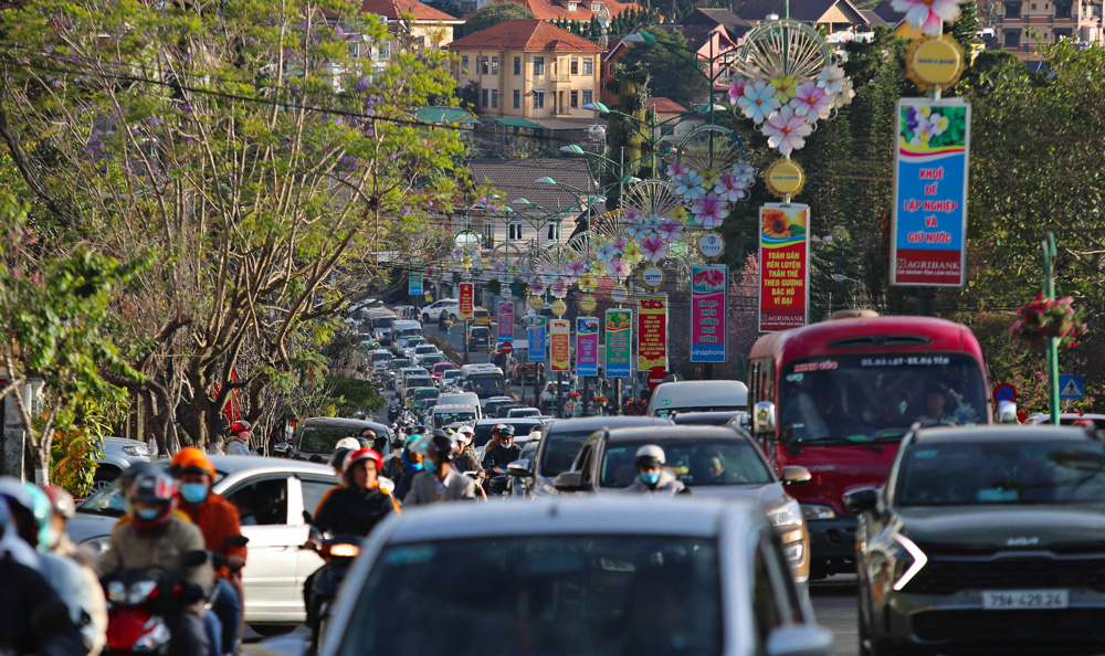 Du khách lên Đà Lạt tăng mạnh, nhiều tuyến đường ùn tắc cục bộ