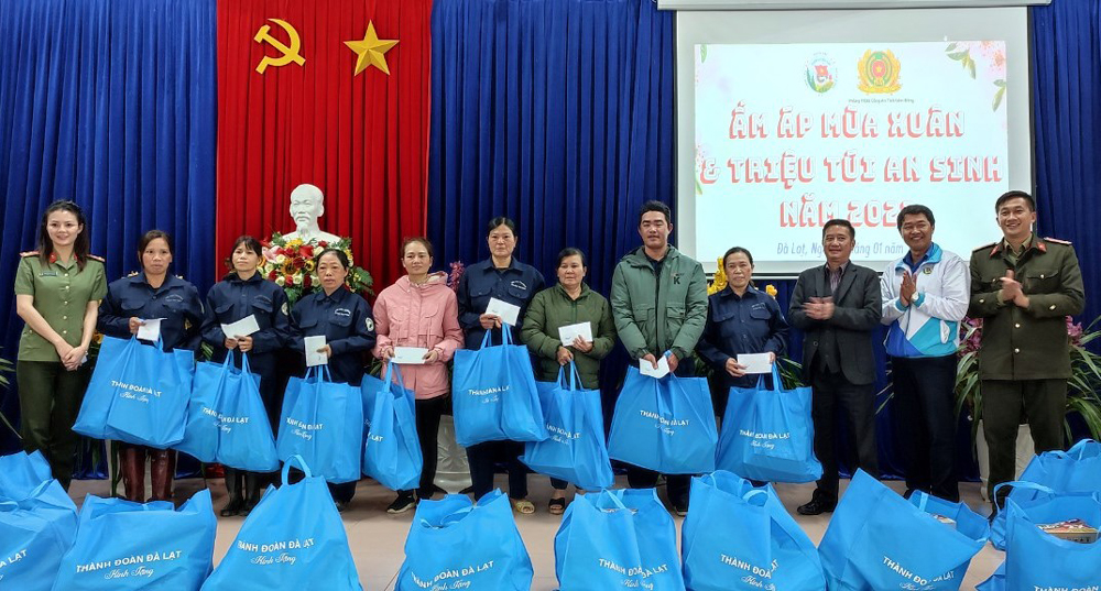 Nhiều phần quà đến với hoàn cảnh khó khăn trong Chương trình Ấm áp mùa xuân