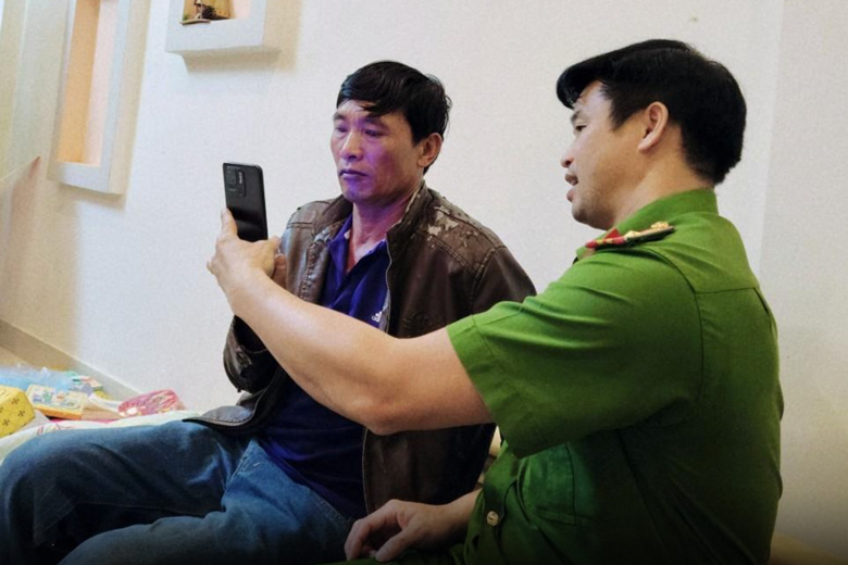 ''Đi từng ngõ, gõ từng nhà'' cài đặt tài khoản định danh điện tử cho người dân
