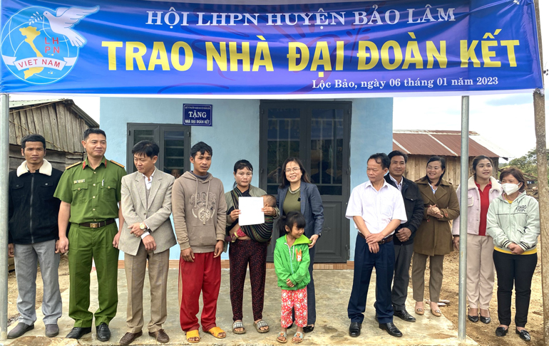 Bảo Lâm: Trao tặng nhà đại đoàn kết cho phụ nữ nghèo đồng bào dân tộc thiểu số