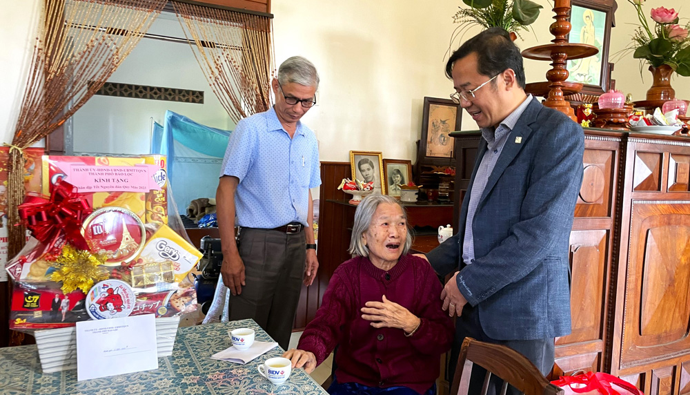 Lãnh đạo TP Bảo Lộc thăm, tặng quà tết các gia đình chính sách và các cơ quan, đơn vị