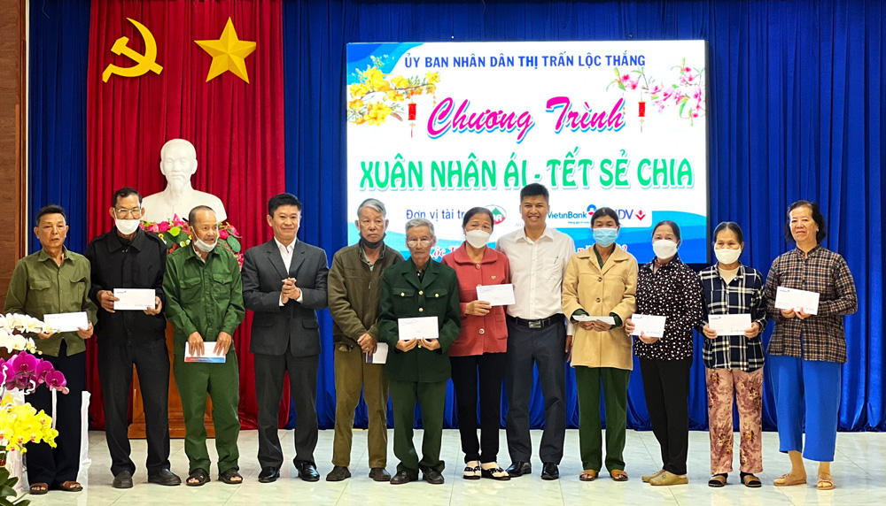 Bảo Lâm: Trao tặng 310 suất quà tết cho người khó khăn