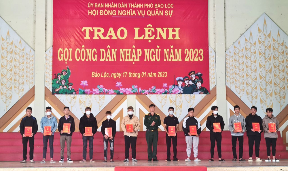 Bảo Lộc: Trao lệnh gọi công dân nhập ngũ cho 136 thanh niên