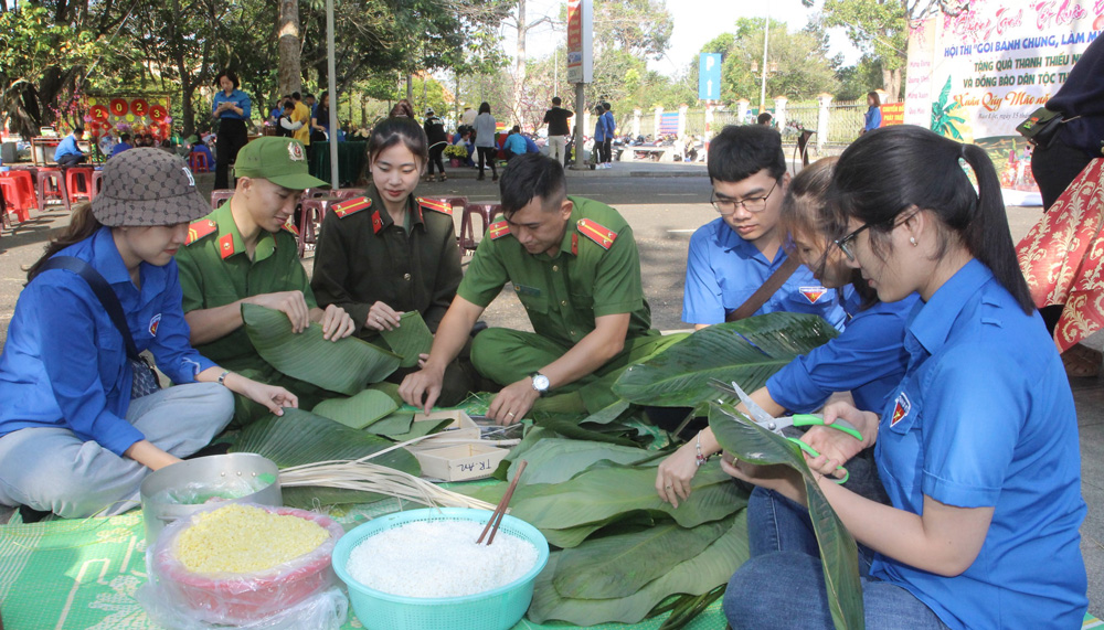 Bảo Lộc: Sôi nổi hội thi gói bánh chưng, làm mứt tết