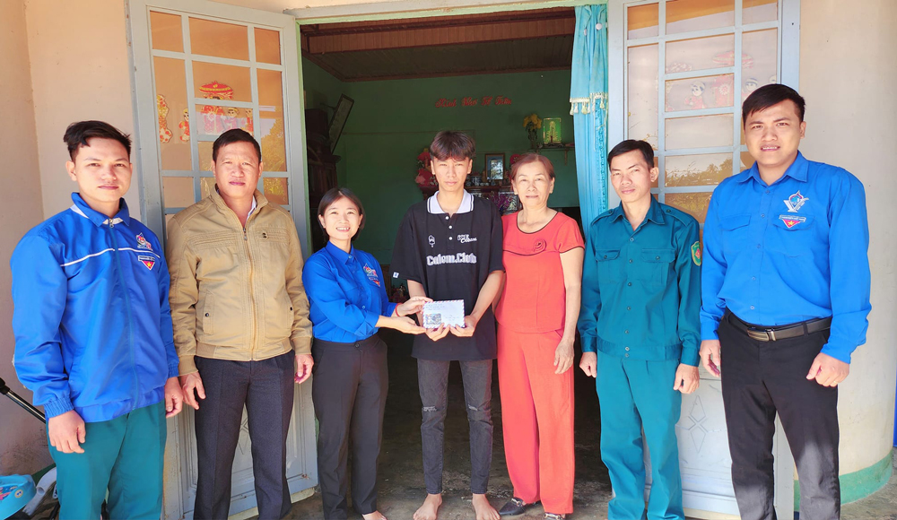Cát Tiên: Thăm, tặng quà cho các tân binh trước ngày lên đường nhập ngũ