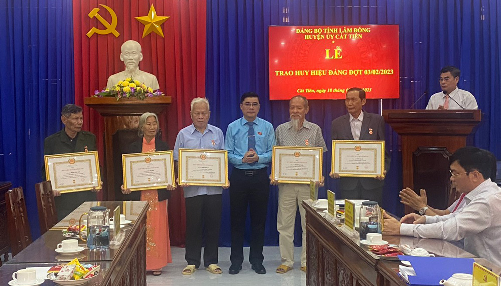 Cát Tiên: Trao Huy hiệu Đảng dịp 3/2 cho 9 đảng viên