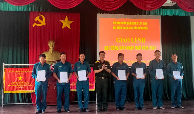 Cát Tiên: Trao lệnh gọi công dân nhập ngũ cho 70 thanh niên