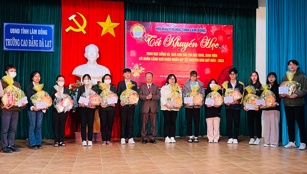 Trao 70 suất quà cho sinh viên có hoàn cảnh khó khăn dịp Tết Quý Mão