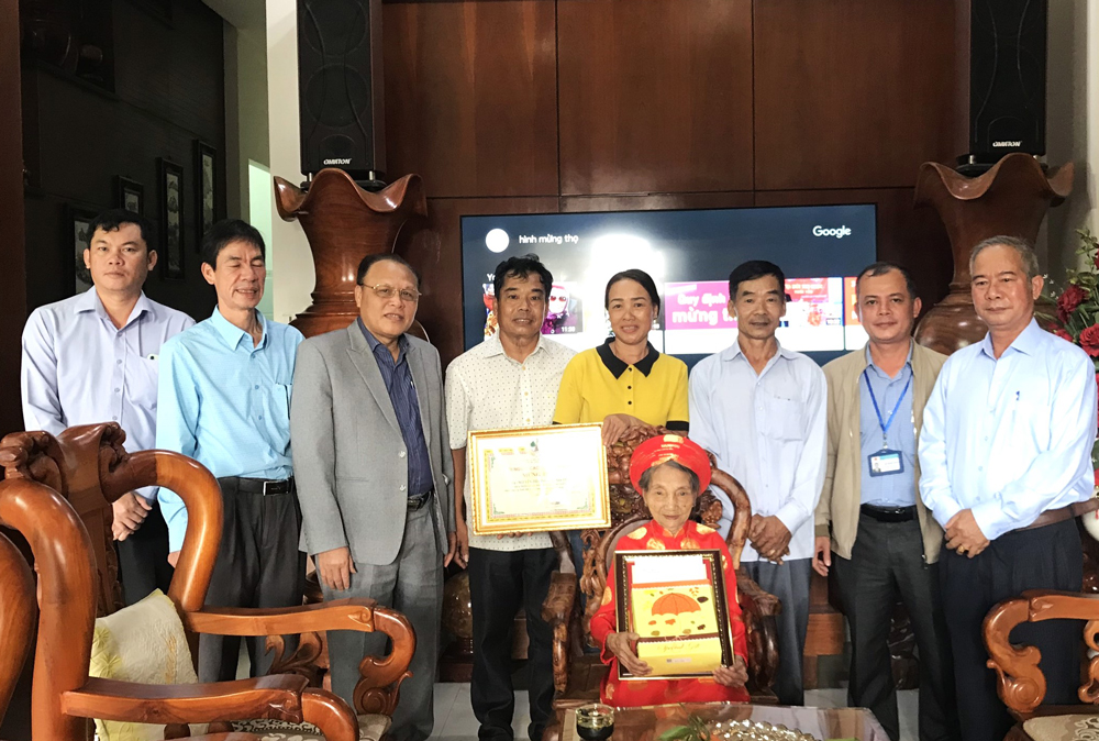 Lãnh đạo TP Bảo Lộc chúc thọ các cụ tròn 100 tuổi