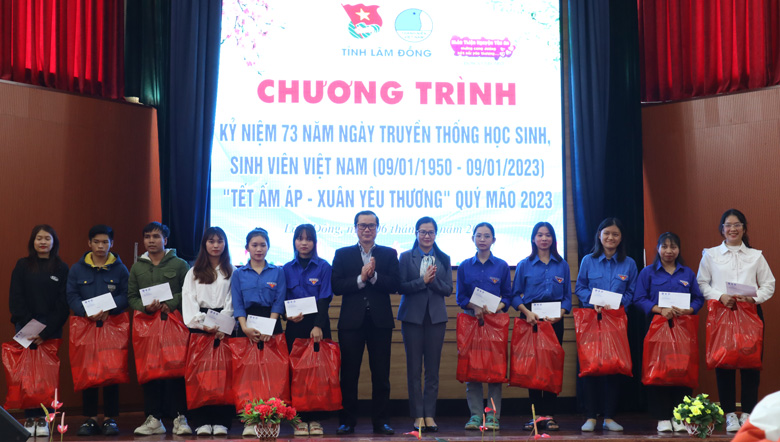 Trao 200 phần quà cho sinh viên trong chương trình Tết ấm áp - Xuân yêu thương