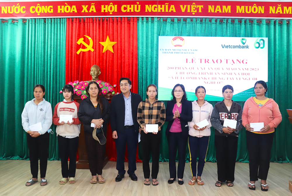 Bảo Lộc: Tiếp nhận kinh phí và trao tặng 200 phần quà tết cho người nghèo, gia đình chính sách